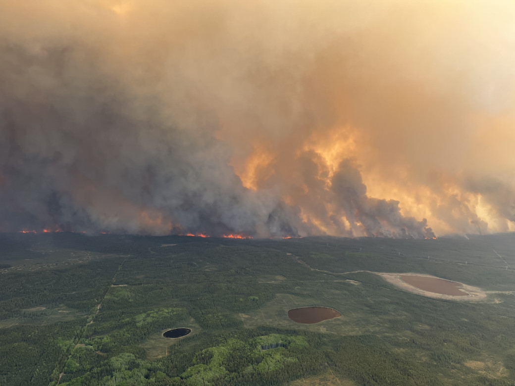 Wildfire continues to grow with smoke bellowing up to the sky - LWF090