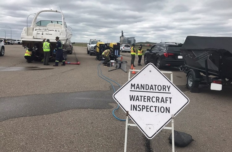 Alberta officials inspect incoming boats for invasive species