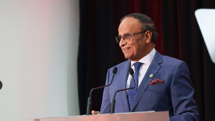 Minister Muhammad Yasseen speaks at the 2023 Alberta Newcomer Recognition Awards ceremony.