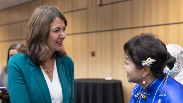 2023 Alberta Newcomer Recognition Awards. Premier Smith talks with recipient.