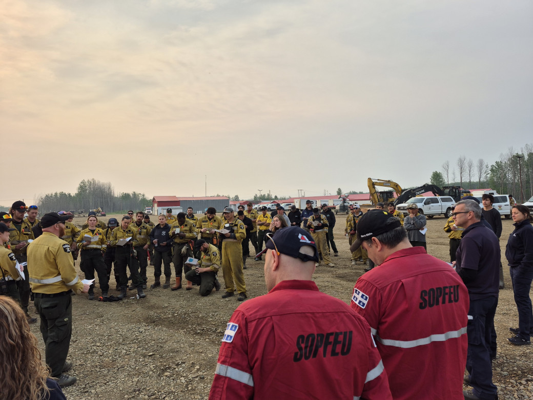 Fire crews receive an operational briefing on HWF036 (June 5)