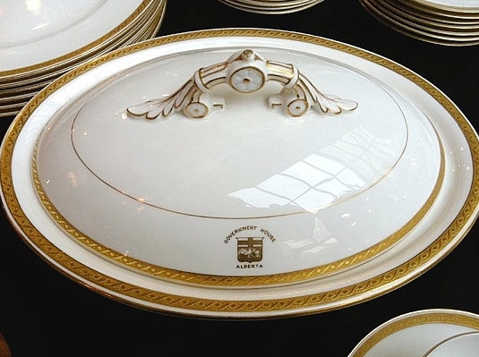 A porcelaine plate and bowl with the Alberta crest on the front.