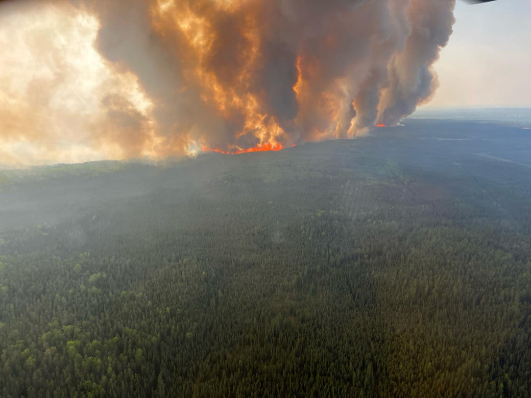 Caribou Lake Wildfire heading east towards Winefred Lake.