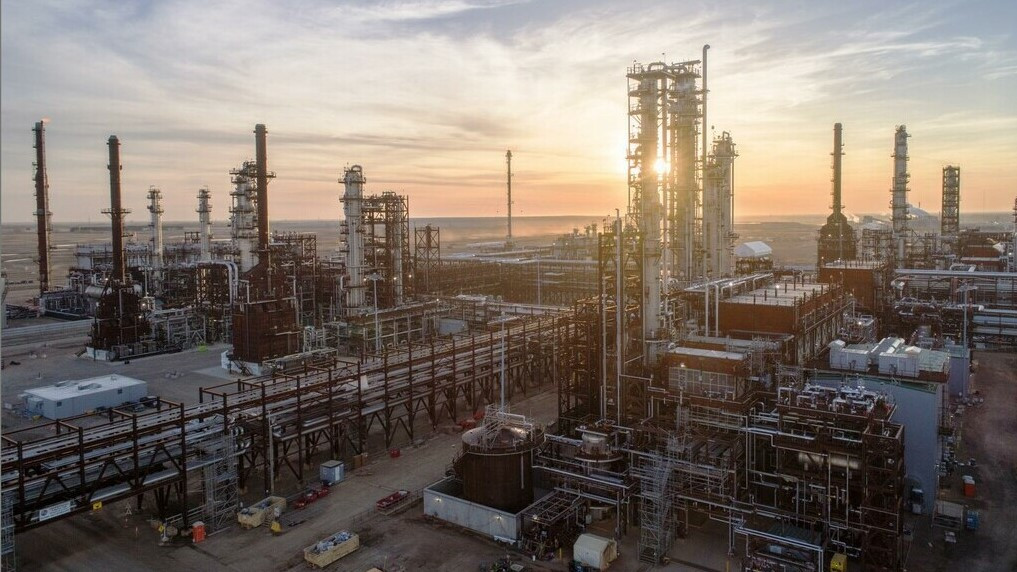Photo of the Alberta Petroleum Marketing Commission plant at sunrise