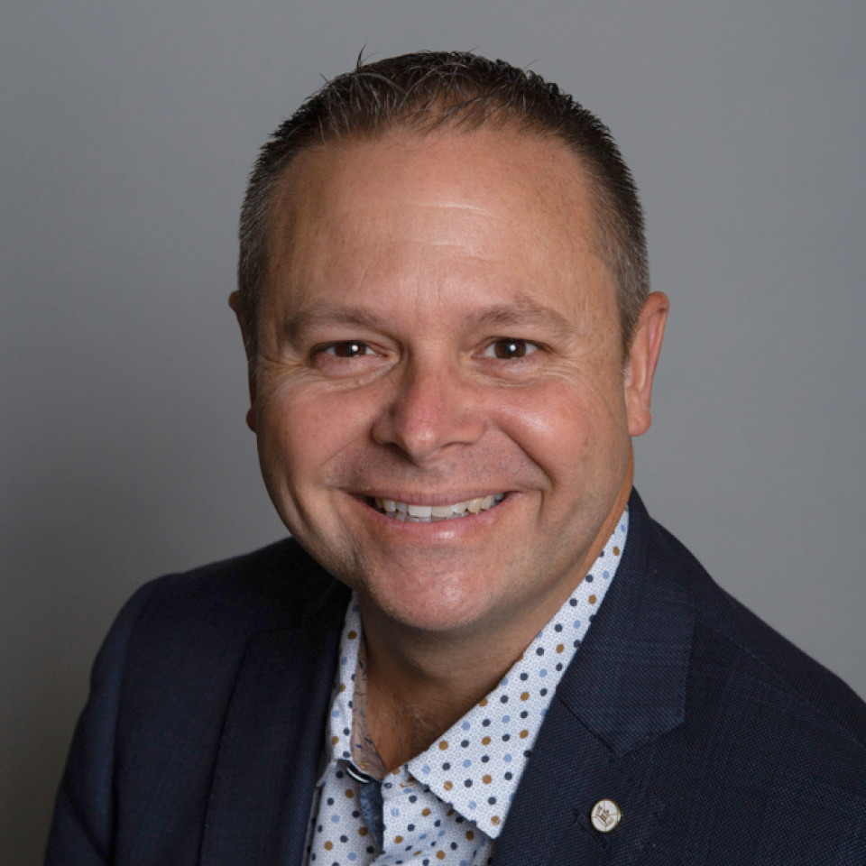 Head and shoulders portrait of Dr. Steven Cooke, Ph.D., a member of Alberta's Science Advisory Panel.